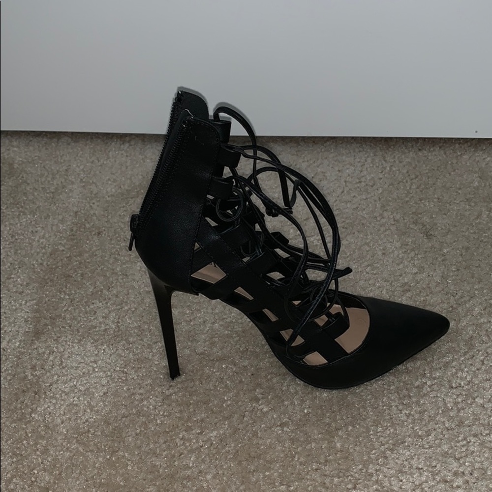 Black pumps